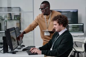 Tecnico informatico o consulente? Differenze, ruoli e prospettive di carriera
